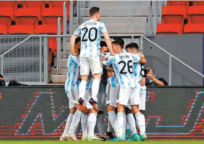  ?? EFE ?? Los jugadores de Argentina celebran el gol de Guido Rodríguez.