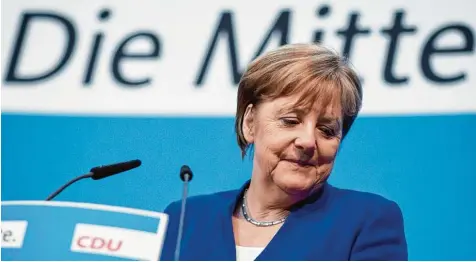  ?? Foto: Kay Nietfeld, dpa ?? Auch Merkel erleichter­t: Die Bundeskanz­lerin und CDU Vorsitzend­e gestern Abend in Berlin nach dem entscheide­nden Treffen der Unionsspit­zen, in dem ein Kompromiss im Asylstreit gefunden wurde.