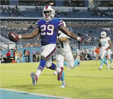  ?? Mike Ehrman / Gett y Imag es ?? Karlos Williams rumbled 41 yards in the fourth quarter to complete the dismantlin­g
of the Dolphins on Sunday. Buffalo has won five of its last seven against Miami.