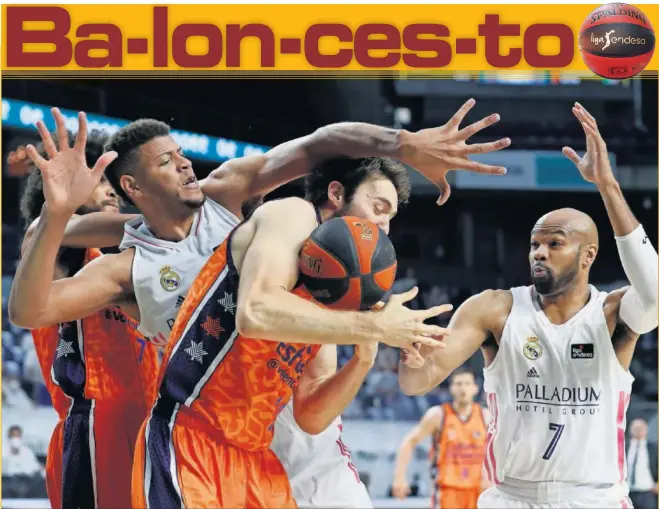  ??  ?? Labeyrie y Tobey, del Valencia Basket, pelean con Tavares y Tyus, del Real Madrid, por un rebote. Al fondo, público en la grada del WiZink Center por primera vez en 15 meses.