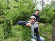  ?? (Photos B. G.-C.) ?? Les « Articulteu­rs » Thomas Martin et Yoann Culieras utilisent la nature pour décorer le mobilier.