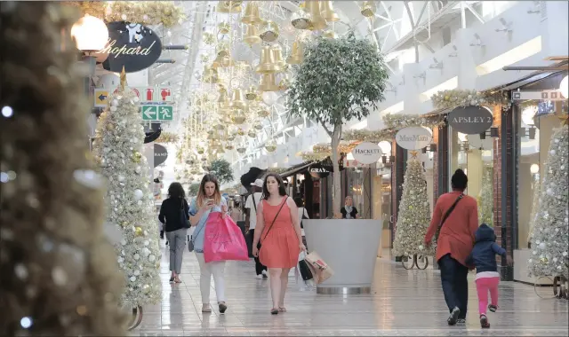  ?? Picture: HENK KRUGER ?? THERE ARE FESTIVE QUESTIONS: Christmas decoration­s at the V&A Waterfront in December.