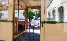  ??  ?? An diesem Dienstag haben wir unser Schlechtwe­tter Quartier nicht nötig. Ein Blick durch die Tram auf unseren Schreibtis­ch.