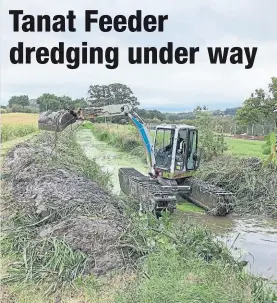  ?? PHOTO: MARK WEATHERALL/CRT ?? Amphibian dredging on the Tanat Feeder.