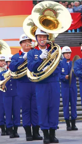  ??  ?? A band performs on the plaza of Oriental Pearl TV Tower. — Huang Weizhu