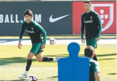  ??  ?? QUALIDADE. Ronaldo, símbolo máximo de uma geração que marcou o futebol português, observa atentament­e João Félix, que promete seguir-lhe as pisadas; no já tradiciona­l futevólei, a dupla de ‘Silvas’ composta por Bernardo e André dominou em toda a linha