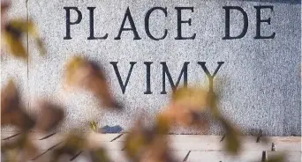  ??  ?? Un marqueur de la place de Vimy est présenté dans un parc de Montréal. L’initiative s’inscrit dans un projet national qui verra la croissance de chênes dans un nouveau parc du Monument commémorat­if du Canada, à Vimy, en France. - La Presse canadienne: Graham Hughes