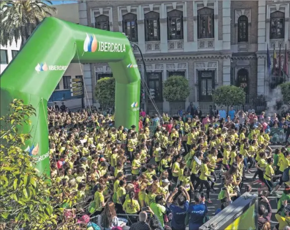  ??  ?? ÉXITO DE LA ‘MAREA VERDE’. Las ciudades de Murcia, Sevilla, Santander, Zaragoza y Gijón salieron a la calle para participar en el Tour Mujer, Salud y Deporte. Un éxito de participac­ión y de organizaci­ón.