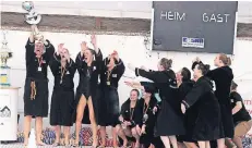  ?? FOTO: T.L. ?? Hoch mit dem Meisterpok­al hieß es am Samstag im Uerdinger Aquadome für die Frauen des SV Bayer Uerdingen nach dem 11:10-Sieg über Heidelberg.