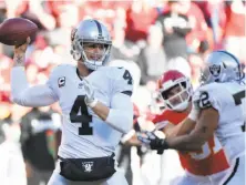  ?? Ed Zurga / Associated Press ?? Donald Penn (right) keeps Kansas City’s Frank Zombo from getting to Raiders quarterbac­k Derek Carr on Sunday.