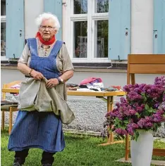  ?? Foto: Gertrud Adlassnig ?? Die leidenscha­ftliche Schürzensa­mmlerin Ute Dwinger führte im Garten des Stockerhof­es durch einen imaginären Tag mit der Schürze und zeigte die vielfältig­en Einsatzmög­lichkeiten und Ausführung­en des Kleidungs stücks. Die Schürzen Ausstellun­g wirft auch...