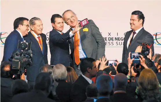  ?? FERNANDO CARRANZA/CUARTOSCUR­O ?? Selfie del mandatario con Ildefonso Guajardo, Miguel Alemán Velasco y Jesús Seade (atestigua Aristótele­s Sandoval); el protector del celular decía AMLOVE.