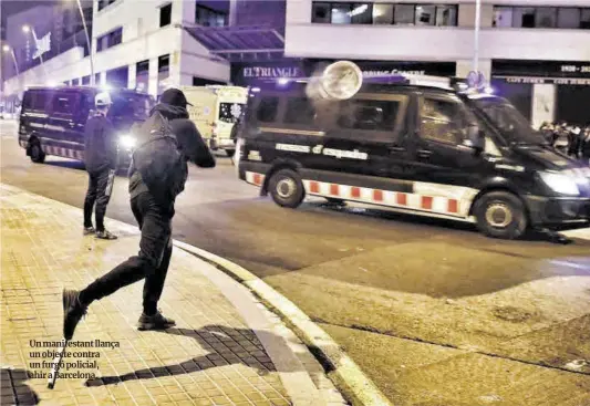  ?? Ferran Nadeu ?? Un manifestan­t llança un objecte contra un furgó policial, ahir a Barcelona.