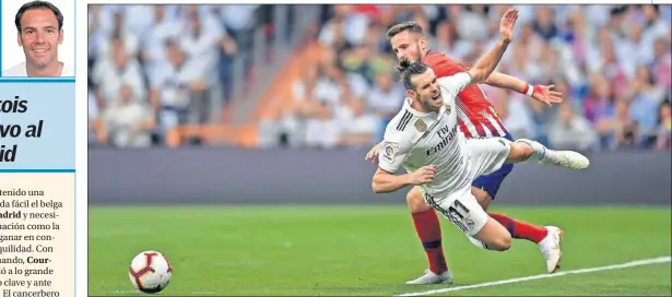  ??  ?? NO SALIÓ TRAS EL DESCANSO. Bale, al que Saúl derriba en la imagen, fue lo poco salvable en el Madrid durante la primera parte junto a Courtois.