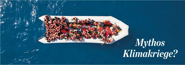  ??  ?? Flüchtling­e, die in Schlauchbo­oten das Mittelmeer überqueren: Klimaereig­nisse sind ein Faktor für die Migration nach Europa, allerdings nicht der alleinige.