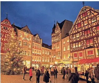  ?? FOTO: WEIN- UND FERIENREGI­ON BERNKASTEL-KUES/KETZ ?? In Bernkastel-Kues befindet sich der vermutlich größte Adventskal­ender der Moselregio­n. Jeden Tag öffnet sich am historisch­en Fachwerkha­us ein Türchen.