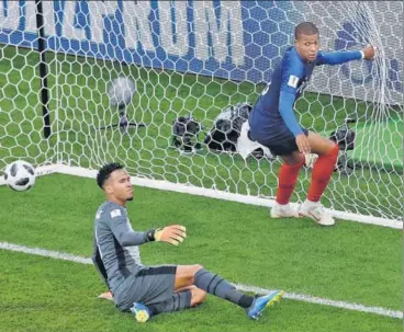  ?? REUTERS ?? Peru goalkeeper Pedro Gallese looks dejected as France's Kylian Mbappe celebrates after scoring. The result sent Peru out.