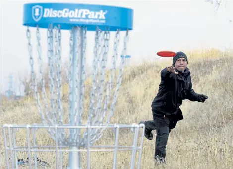  ?? Photos bycliff Grassmick / Staff Photograph­er ?? Jaime Arambula goes for the hole on Saturday at the Coal Creek Disc Golf Course in Erie.