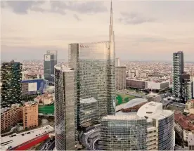  ??  ?? Milano.L’area di Porta Nuova con in primo piano la Unicredit tower