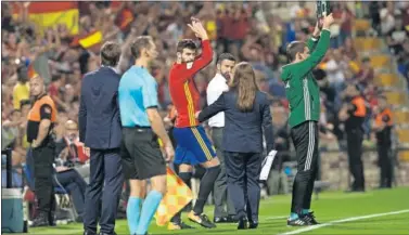  ??  ?? SUSTITUIDO. Piqué fue silbado por momentos, pero gran parte del estadio le despidió en pie.