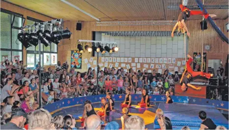  ?? FOTO: GREGOR WESTERBARK­EI ?? Fasziniert verfolgt das Publikum die Vorführung der Schüler am Trapez.