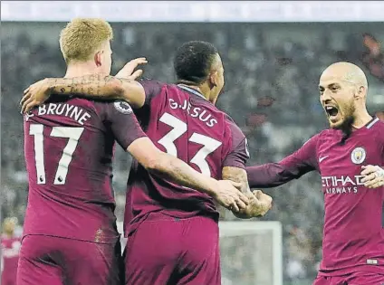  ?? FOTO: AP ?? De Bruyne, Gabriel Jesus y Silva celebran uno de los goles del City en Wembley