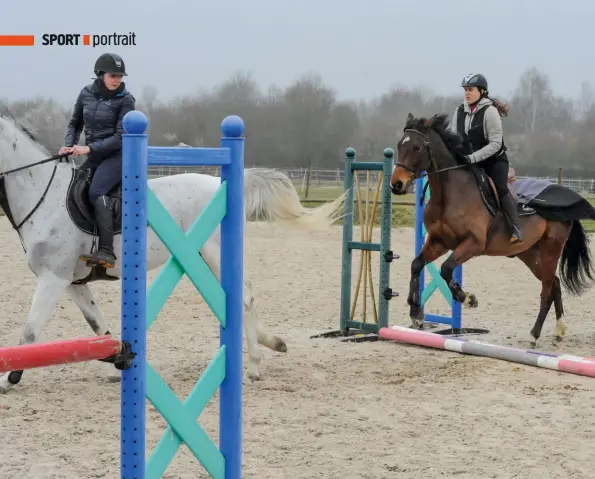  ??  ?? Pour réaliser un parcours, Laëtitia a deux techniques, à la voix ou en suivant un autre cheval.