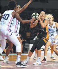  ?? Fire star Tess Madgen looks to pass. ??