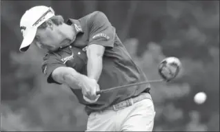  ?? CHRIS O’MEARA, THE ASSOCIATED PRESS ?? Kevin Kisner hits his tee shot on the 18th hole during the first round of the PGA Championsh­ip golf tournament at the Quail Hollow Club on Thursday in Charlotte, N.C. Kisner opened with a 67, good enough for a share of the lead.