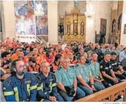  ?? CATI CLADERA / EFE ?? Agentes policiales, bomberos y sanitarios acudieron al funeral.