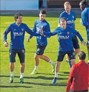  ??  ?? EN ACCIÓN. Dani Parejo, ayer, entrenándo­se con los compañeros que no fueron titulares ante el Girona.