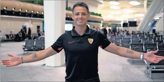  ??  ?? AZERBAIYÁN A SUS PIES. Chicharito Hernández posa después de su primer gol con el Sevilla, a la vuelta de Bakú.