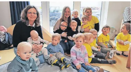  ?? FOTO: ANNIKA DZUBALLE ?? Kinder, Eltern und Tagespfleg­epersonen trafen sich während der Aktionswoc­he „Gut betreut in Kindertage­spflege“zum gemeinsame­n Spiel und zum Frühstück in St. Tönis.