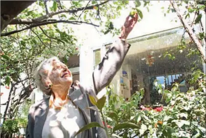  ??  ?? En plena producción periodísti­ca y literaria, entre hijos, nietos y amigos, la escritora Elena Poniatowsk­a, colaborado­ra de La Jornada, cumple hoy 86 años. Parabienes ■ Foto Roberto García Ortiz