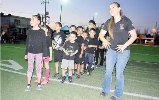  ?? ?? Pamela Reyes impartió una clínica a niños de la Liga Infantil de Futbol Americano de la Región Centro.