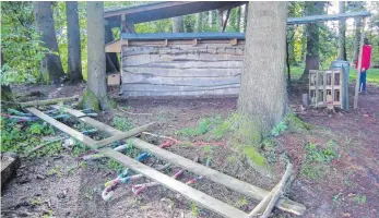  ?? FOTO: WALDGRUPPE ?? Den Zaun umgeworfen haben die Täter am Platz der Waldgruppe.