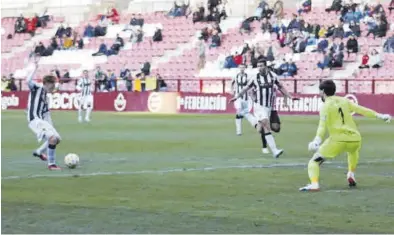  ?? MARC GUIDOTTI / CD CASTELLÓN ?? Jeremy de León, en el momento del gol ante la UD Logroñés en el minuto 92 que dio el triunfo al equipo albinegro.