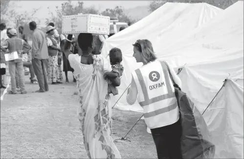  ??  ?? OXFAM. Durante su campaña haitiana en 2010.