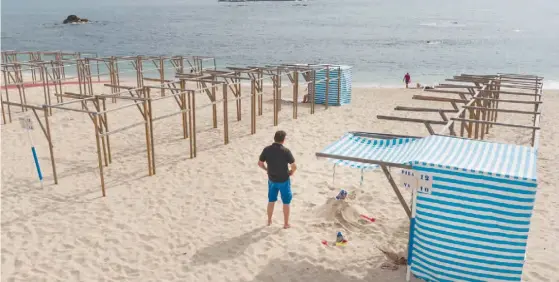  ??  ?? Nas praias do Grande Porto, a época balnear já começou mas só no calendário, pois o estado do tempo não convida