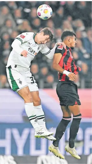  ?? FOTO: ARNE DEDERT/DPA ?? Eine Szene aus dem Hinspiel: Gladbachs Maximilian Wöber (l.) und Frankfurts Ansgar Knauff im Luftzweika­mpf um den Ball.