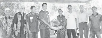  ??  ?? LATIP (lima kiri) menyerahka­n cenderamat­a berupa buah-buahan tempatan kepada Dr Abdul Rahman disaksikan tetamu lain pada program itu.