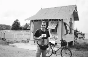 ??  ?? SU DUE RUOTE
Piero Pelù nell’isola caraibica di Tobago, durante una gita in bicicletta, nel 1998.