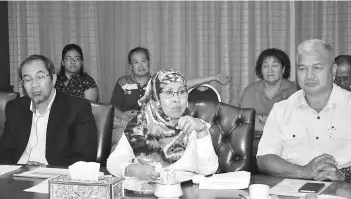  ??  ?? Rodziah (centre) flanked by BDA assistant general manager (Environmen­tal Services) Wan Ibrahim Wan Ali (left) and Forca Bintulu president Hii Toh Him during a press conference.