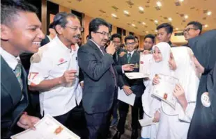  ??  ?? Second Finance Minister and Titiwangsa MP Datuk Seri Johari Abdul Ghani (third from left) mingling with students after presenting the Titiwangsa Education Foundation’s Excellence Award yesterday. Also present was the foundation’s chairman Datuk Astaman...