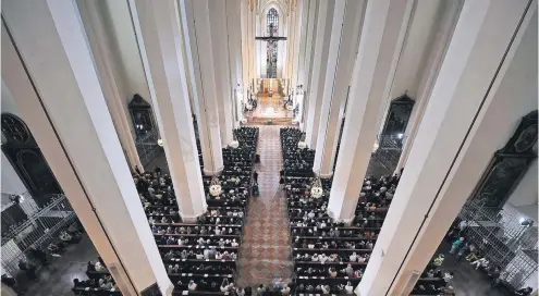  ?? FOTO: DPA ?? Beim ökumenisch­en Gottesdien­st in der Münchner Frauenkirc­he gedachten die Trauergäst­e der Opfer des Amoklaufs.