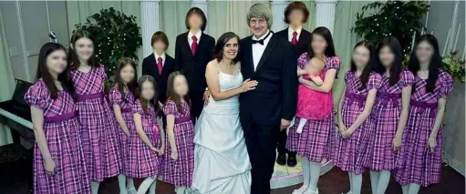  ?? (foto dai social) ?? Insieme Louise, 50 anni, e David Turpin, 57, assieme ai loro tredici figli il giorno del matrimonio: i genitori sono stati condannati all’ergastolo per le torture