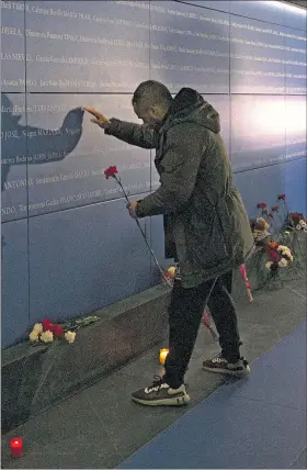  ?? EFE ?? Madrid. Una persona deposita un clavel en memoria de las víctimas.