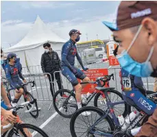  ?? FOTO: ALVARO BARRIENTOS/DPA ?? Eine Randfigur bei der Vuelta: Chris Froome (in der Bildmitte) fährt in Spanien hinterher.