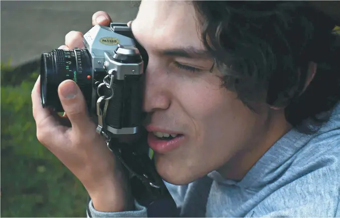  ?? / Archivo Particular ?? Gareth Steven Sella, herido en las protestas del miércoles, estudió fotografía en la Escuela de Artes y Letras, y hace parte de los Escudos Azules, jóvenes que buscan la paz en las protestas.