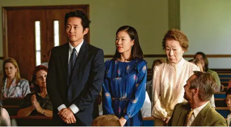  ?? Foto: Prokino/dpa ?? Neue Bürger in neuer Umgebung: Jacob (Steven Yeun), seine Frau Monica (Yeri Han) und Großmutter Soonja (Youn Yuh‰jung) im Film „Minari“.